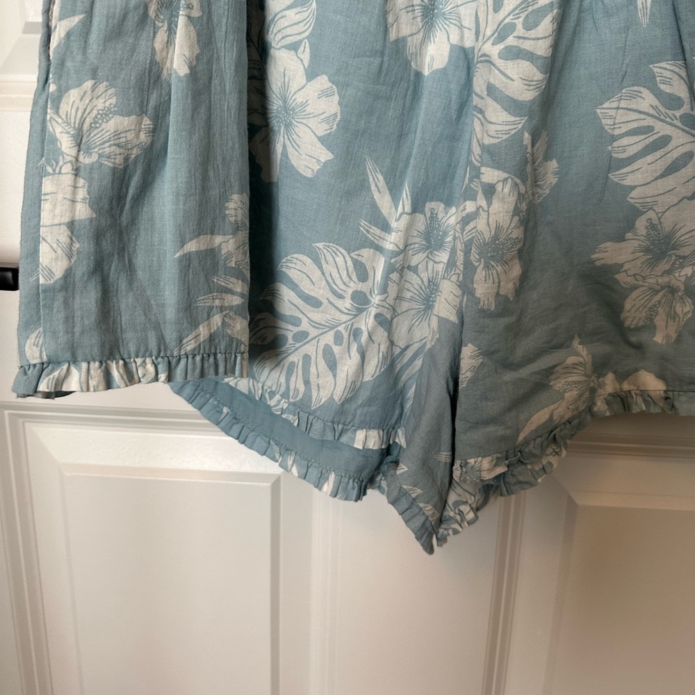AEO blue floral smocked romper. Size M. Excellent preworn condition. - Picture 4 of 9
